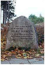 Granite memorial reading "Am 1.8.1963 wurde 150 m von hier HELMUT KLEINERT vor dem Überschreiten der Demarkationslinie eschossen".