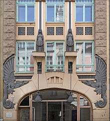 A building designed by Jacques Rosenbaum in art nouveau style on Pikk 18.