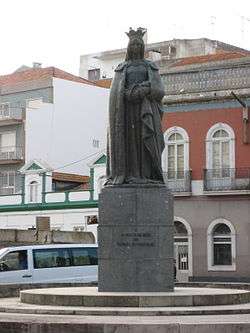 Statue of Queen Leonor in a roundabout in Caldas da Rainha