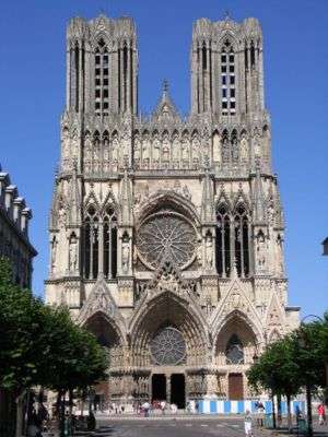 compare and contrast romanesque and gothic architecture